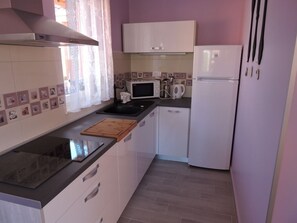 Geladeira, micro-ondas, cooktop, cafeteira/chaleira