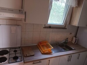 Frigorifero, microonde, piano cottura, macchina per tè/caffè