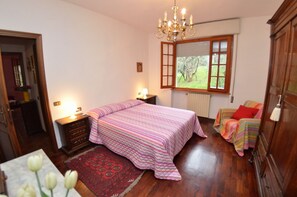 4 slaapkamers, een bureau, een strijkplank/strijkijzer, gratis wifi