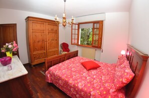 4 habitaciones, escritorio, tabla de planchar con plancha y wifi gratis 