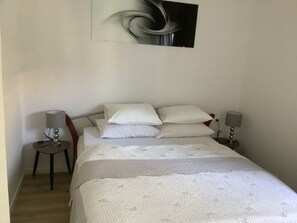 1 chambre, fer et planche à repasser, Wi-Fi gratuit, draps fournis