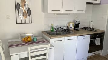 Kühlschrank, Mikrowelle, Herdplatte, Wasserkocher mit Kaffee-/Teezubehör