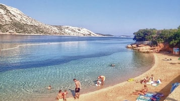 Una spiaggia nelle vicinanze