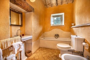 Badewanne, Haartrockner, Bidet