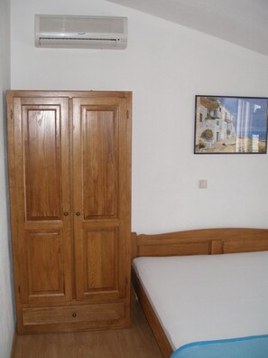 1 bedroom, bed sheets, wheelchair access