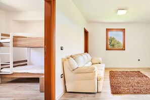 4 bedrooms, iron/ironing board, free WiFi, bed sheets