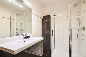 Shower, hair dryer, towels - Holiday Home in Buje with Terrace, Air condition, WIFI, Washing machine (3356-1) (Buje)