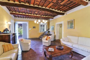 Fernseher, Kamin, DVD-Player, Stereoanlage