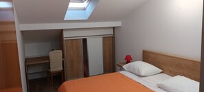 2 bedrooms, iron/ironing board, free WiFi, bed sheets