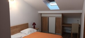 2 多间卧室、熨斗/熨衣板、免费 WiFi、床单