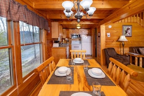 Dining - Hot Tub, Pool Table & Mtn View! Pool, Putt Putt, Fishing, Golf, Hiking, etc. (Sevierville)