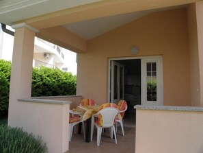 Outdoor dining - Apartment in Premantura with Terrace, Air condition, WIFI, Washing machine (3352-28) (Premantura)