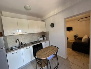 Fridge, oven, stovetop, dishwasher