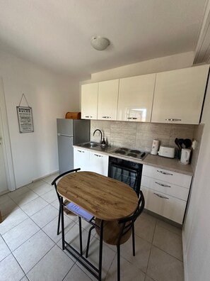 Fridge, oven, stovetop, dishwasher