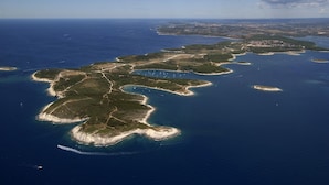 Vista aérea de una zona costera con múltiples islas conectadas por puentes, rodeada por el océano.
