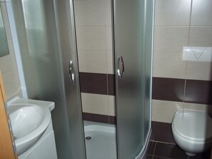 Douche, séchoir à cheveux, serviettes fournies