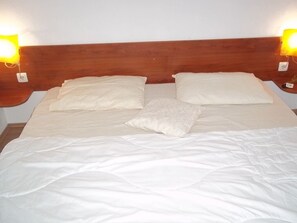 3 bedrooms, iron/ironing board, free WiFi, bed sheets