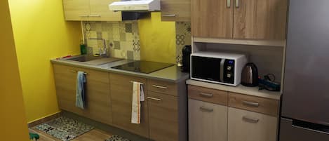 Fridge, microwave, stovetop, coffee/tea maker