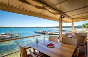 Outdoor dining - Apartment in Barbat with Balcony, Air condition (660-3) (Rab)