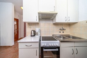Fridge, oven, coffee/tea maker, electric kettle