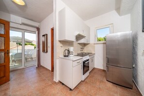 Fridge, oven, coffee/tea maker, electric kettle