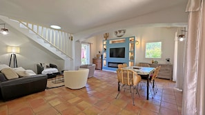 TV, fireplace