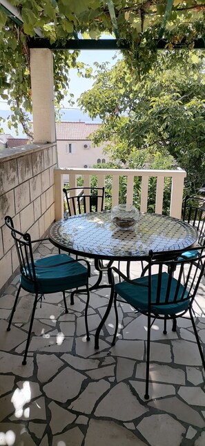 Outdoor dining - Apartment in Bol with Seaview, Terrace, Air condition, WIFI (3634-2) (Bol)