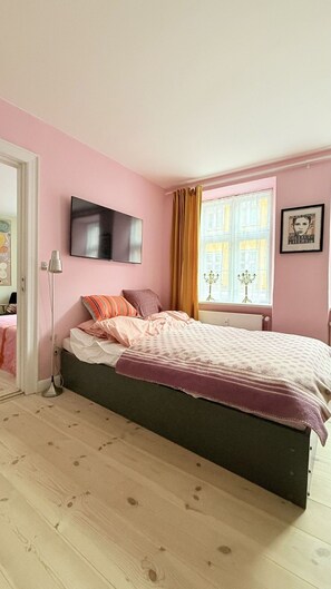 2 bedrooms, iron/ironing board, travel cot, free WiFi - City Apartment in Copenhagen with 2 bedrooms sleeps 4 (Copenhagen)