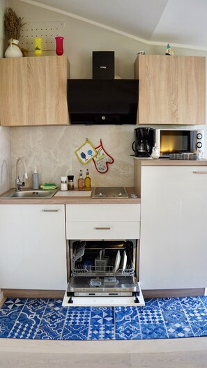 Kühlschrank, Mikrowelle, Ofen, Wasserkocher mit Kaffee-/Teezubehör