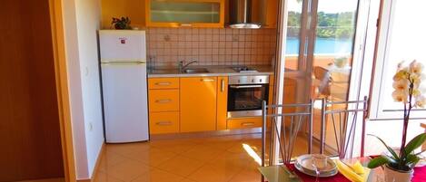 Kühlschrank, Ofen, Herdplatte, Geschirrspüler