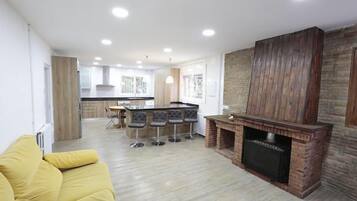 Smart TV, caminetto, lettore DVD, impianto stereo