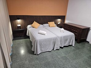9 bedrooms, travel cot, free WiFi - Villa Romera Rural Cottage for 25 people (Cardedeu)
