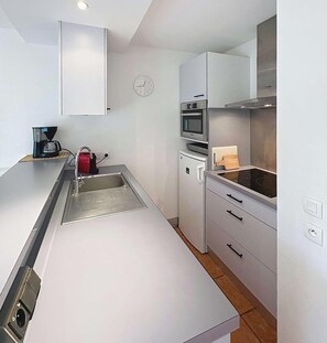 Een koelkast, een microgolfoven, een oven, een kookplaat