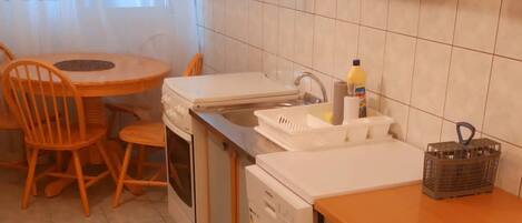 Frigorífico, microondas, horno y lavavajillas