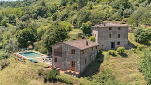 A stone building with a pool, surrounded by lush greenery and hills. - Villa in Torcigliano with 5 bedrooms sleeps 10 (Torcigliano)