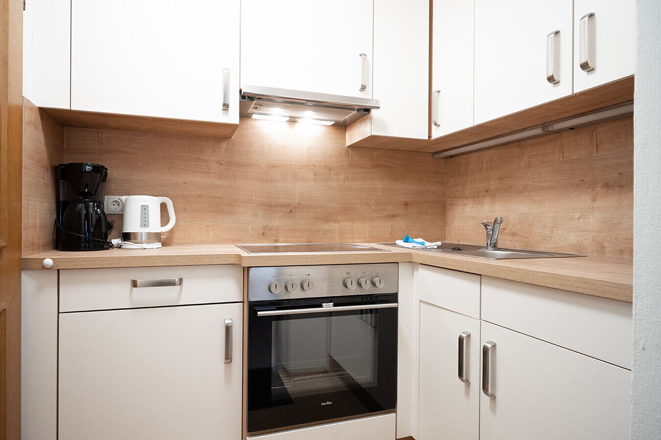 Fridge, stovetop, coffee/tea maker, electric kettle