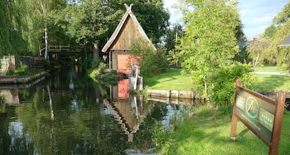 Das Bienenhaus: Reetdachhäuschen mit Kamin auf großem Wassergrundstück in Lehde