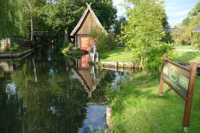 El colmenar: casa de techo de paja con chimenea en una gran parcela de agua en Lehde