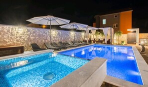 Lämmitetty uima-allas