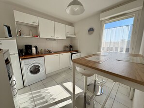 Een koelkast, een microgolfoven, een oven, een kookplaat