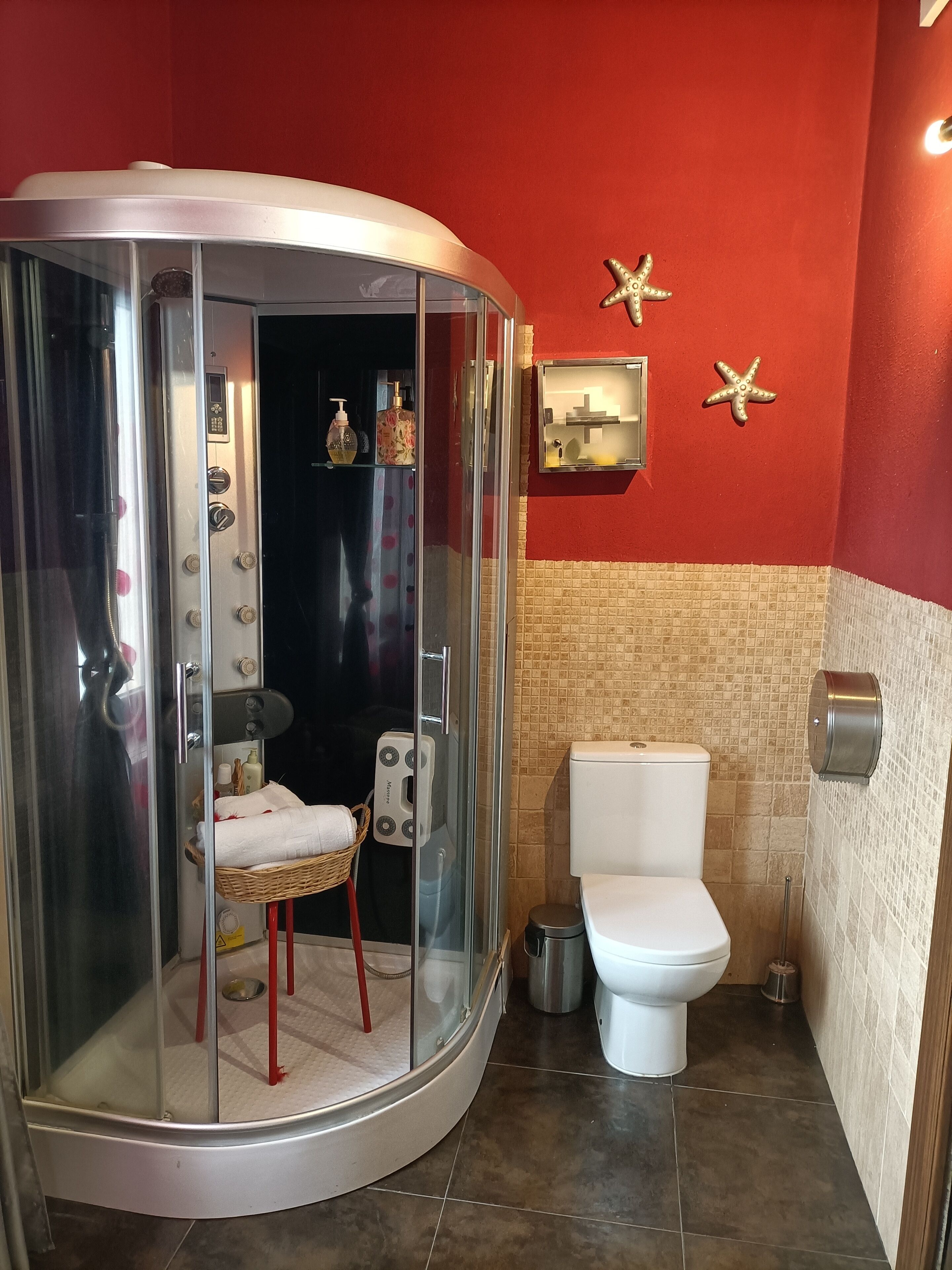 Een douche, een haardroger, handdoeken, zeep