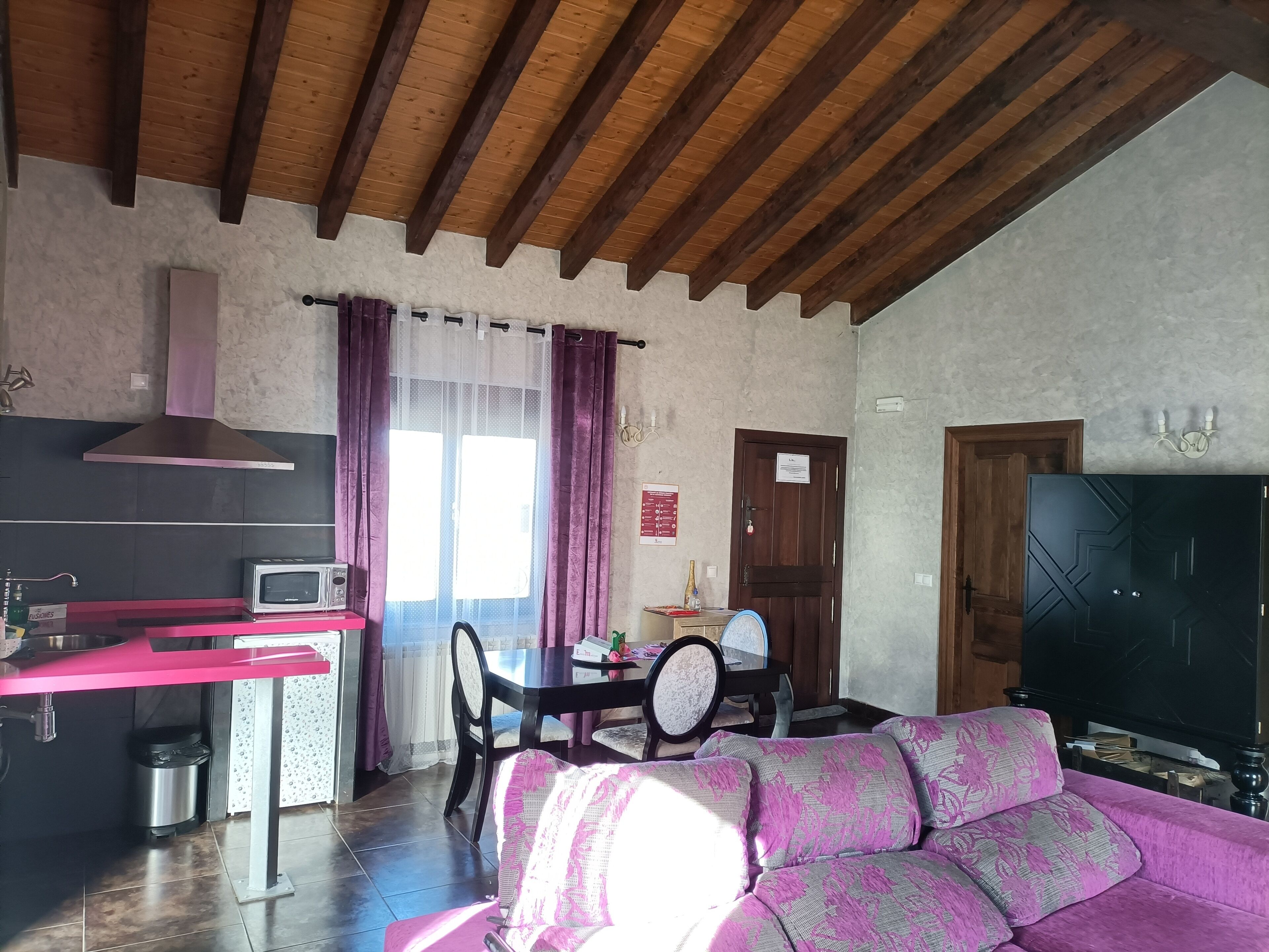 Televisie, een open haard, boeken en een stereo