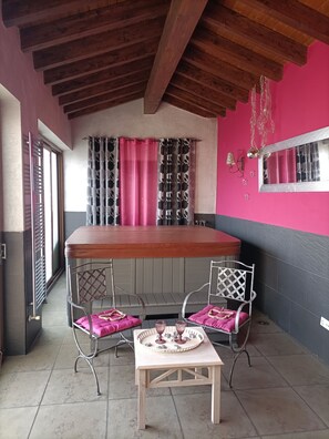 Interior - Mudayyan house for couples or small families. (Coca de Alba)