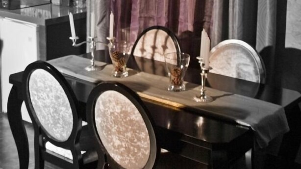 A dining table with chairs, candles, and glasses. - Mudayyan house for couples or small families. (Coca de Alba)