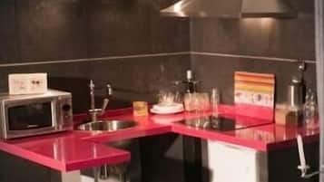 Een koelkast, een magnetron, een oven, een kookplaat