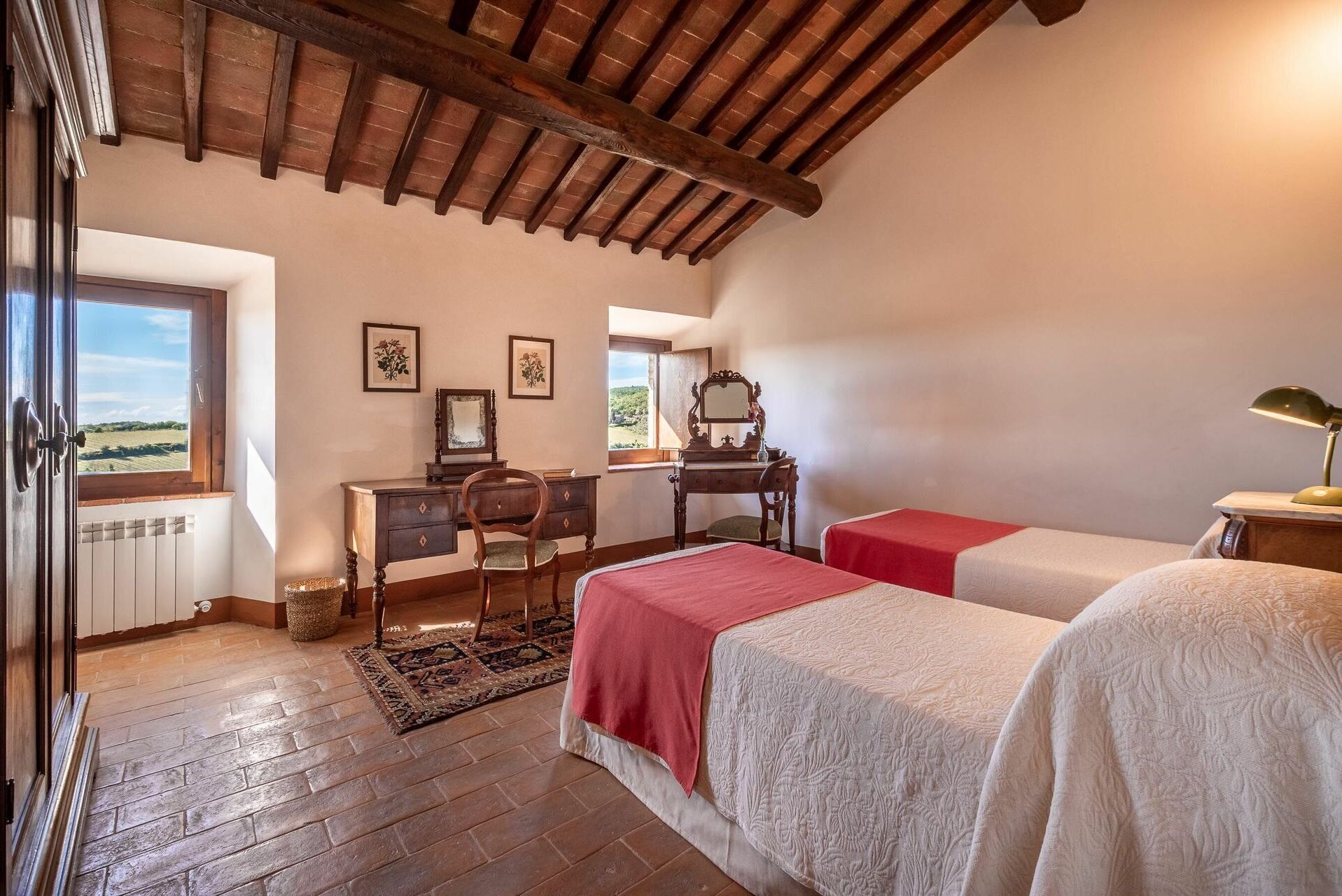 6 dormitorios, tabla de planchar con plancha, cuna de viaje