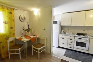 Kühlschrank, Mikrowelle, Ofen, Herdplatte