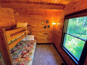 2 bedrooms, WiFi, bed sheets - BC Log cabin 1 mile from Mt Washington Hotel, beach, slope views! Hot tub, volleyball, trails! (Bretton Woods)