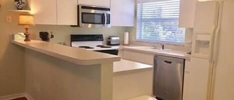 ثلاجة، ميكروويف، فرن، موقد طهي مسطح