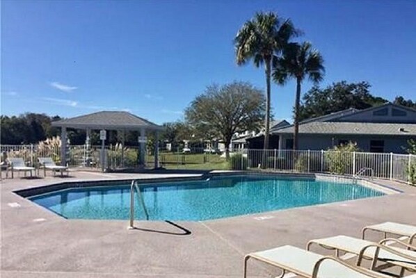 حمّام سباحة خارجي